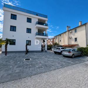 VODICE, SRIMA – Apartmanska zgrada s 5 jedinica, pogled na more, 50 m od mora i plaže