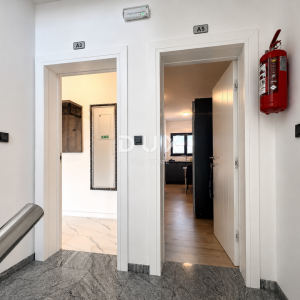VODICE, SRIMA – Apartmanska zgrada s 5 jedinica, pogled na more, 50 m od mora i plaže