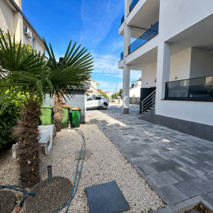 VODICE, SRIMA – Apartmanska zgrada s 5 jedinica, pogled na more, 50 m od mora i plaže
