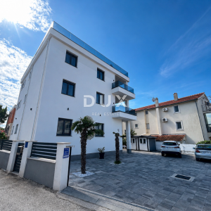 VODICE, SRIMA – Apartmanska zgrada s 5 jedinica, pogled na more, 50 m od mora i plaže