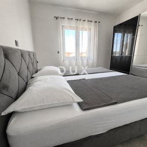 VODICE, SRIMA – Dvosoban stan i studio apartman s krovnom terasom i panoramskim pogledom na more, 50 m od mora i plaže