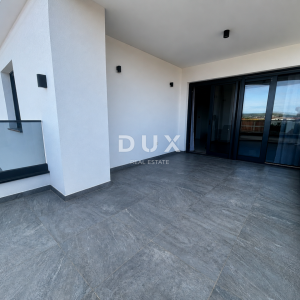 VODICE, SRIMA – Dvosoban stan i studio apartman s krovnom terasom i panoramskim pogledom na more, 50 m od mora i plaže
