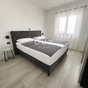 VODICE, SRIMA – Dvosoban stan i studio apartman s krovnom terasom i panoramskim pogledom na more, 50 m od mora i plaže