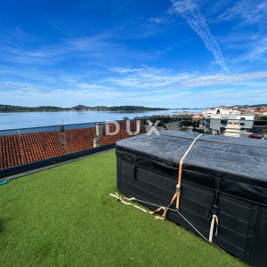 VODICE, SRIMA – Dvosoban stan i studio apartman s krovnom terasom i panoramskim pogledom na more, 50 m od mora i plaže