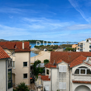 VODICE, SRIMA – Dvosoban stan i studio apartman s krovnom terasom i panoramskim pogledom na more, 50 m od mora i plaže