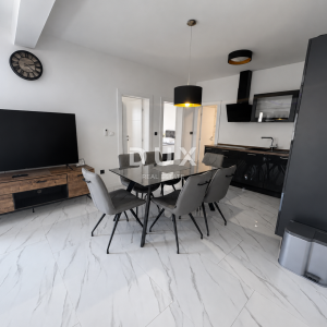 VODICE, SRIMA – Dvosoban stan i studio apartman s krovnom terasom i panoramskim pogledom na more, 50 m od mora i plaže
