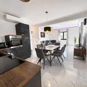 VODICE, SRIMA – Dvosoban stan i studio apartman s krovnom terasom i panoramskim pogledom na more, 50 m od mora i plaže