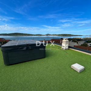 VODICE, SRIMA – Dvosoban stan i studio apartman s krovnom terasom i panoramskim pogledom na more, 50 m od mora i plaže