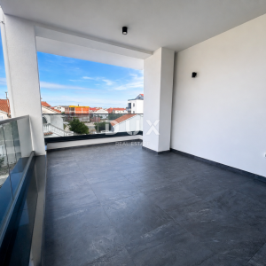 VODICE, SRIMA – Dvosoban stan s terasom i studio apartman, 50 m od mora i plaže