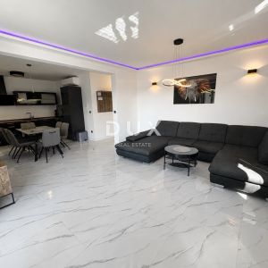 VODICE, SRIMA – Dvosoban stan s terasom i studio apartman, 50 m od mora i plaže