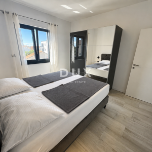 VODICE, SRIMA – Dvosoban stan s terasom i studio apartman, 50 m od mora i plaže