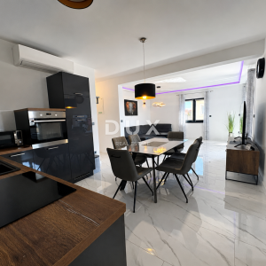 VODICE, SRIMA – Dvosoban stan s terasom i studio apartman, 50 m od mora i plaže