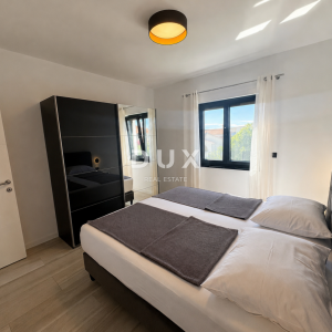 VODICE, SRIMA – Dvosoban stan s terasom i studio apartman, 50 m od mora i plaže