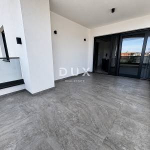 VODICE, SRIMA – Dvosoban stan s terasom i studio apartman, 50 m od mora i plaže