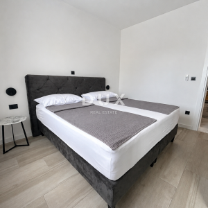 VODICE, SRIMA – Dvosoban stan s natkrivenom terasom od 20 m2, 50 m od mora i plaže