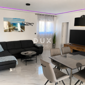 VODICE, SRIMA – Dvosoban stan s natkrivenom terasom od 20 m2, 50 m od mora i plaže