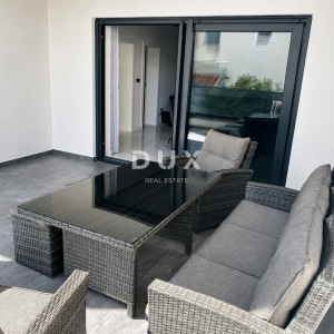 VODICE, SRIMA – Dvosoban stan s natkrivenom terasom od 20 m2, 50 m od mora i plaže
