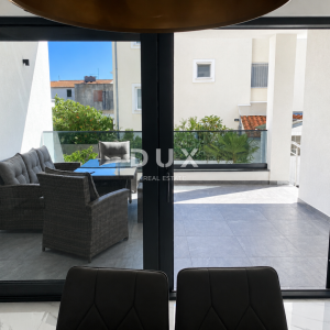 VODICE, SRIMA – Dvosoban stan s natkrivenom terasom od 20 m2, 50 m od mora i plaže