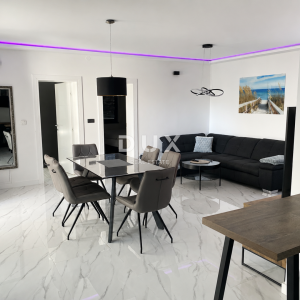 VODICE, SRIMA – Dvosoban stan s natkrivenom terasom od 20 m2, 50 m od mora i plaže