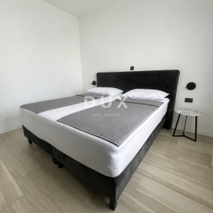 VODICE, SRIMA – Dvosoban stan s natkrivenom terasom od 20 m2, 50 m od mora i plaže