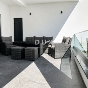VODICE, SRIMA – Dvosoban stan s natkrivenom terasom od 20 m2, 50 m od mora i plaže