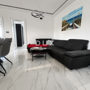 VODICE, SRIMA – Dvosoban stan s natkrivenom terasom od 20 m2, 50 m od mora i plaže