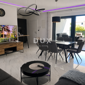 VODICE, SRIMA – Dvosoban stan s natkrivenom terasom od 20 m2, 50 m od mora i plaže
