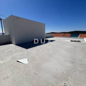 VODICE, SRIMA – Luksuzni penthouse, 70 m od mora, s liftom