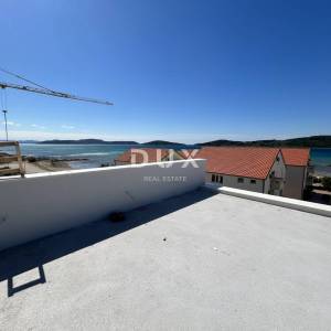 VODICE, SRIMA – Luksuzni penthouse, 70 m od mora, s liftom