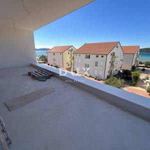 VODICE, SRIMA – Luksuzni penthouse, 70 m od mora, s liftom