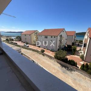 VODICE, SRIMA – Luksuzni penthouse, 70 m od mora, s liftom