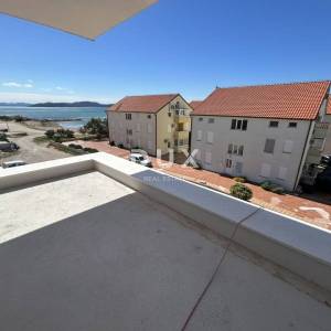 VODICE, SRIMA – Penthouse s krovnom terasom, pogledom na more i liftom