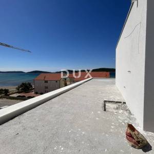 VODICE, SRIMA – Penthouse s krovnom terasom, pogledom na more i liftom