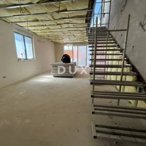 VODICE, SRIMA – Penthouse s krovnom terasom, pogledom na more i liftom