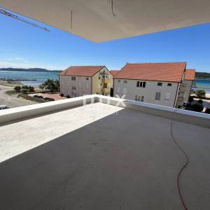 VODICE, SRIMA – Penthouse s krovnom terasom, pogledom na more i liftom