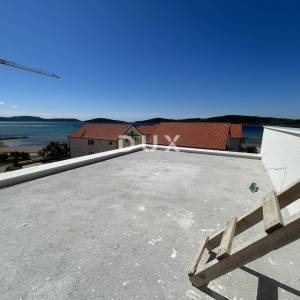 VODICE, SRIMA – Penthouse s krovnom terasom, pogledom na more i liftom
