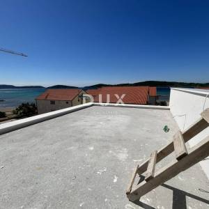 VODICE, SRIMA – Penthouse s krovnom terasom, pogledom na more i liftom