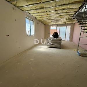 VODICE, SRIMA – Penthouse s krovnom terasom, pogledom na more i liftom