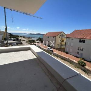 VODICE, SRIMA – Penthouse s krovnom terasom, pogledom na more i liftom