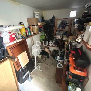VODICE – Trosoban stan u prizemlju, 450 m od plaže, parking, podrum, vrt