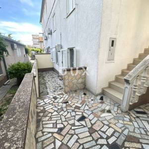 VODICE – Trosoban stan u prizemlju, 450 m od plaže, parking, podrum, vrt