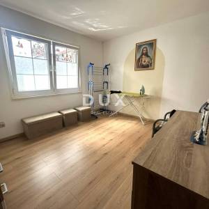 VODICE – Trosoban stan u prizemlju, 450 m od plaže, parking, podrum, vrt