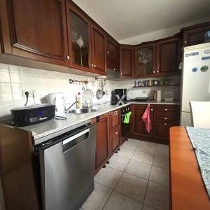 VODICE – Trosoban stan u prizemlju, 450 m od plaže, parking, podrum, vrt