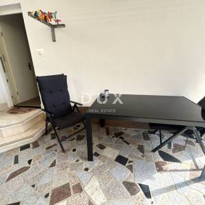 VODICE – Trosoban stan u prizemlju, 450 m od plaže, parking, podrum, vrt