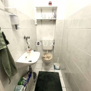 VODICE – Trosoban stan u prizemlju, 450 m od plaže, parking, podrum, vrt