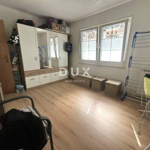 VODICE – Trosoban stan u prizemlju, 450 m od plaže, parking, podrum, vrt
