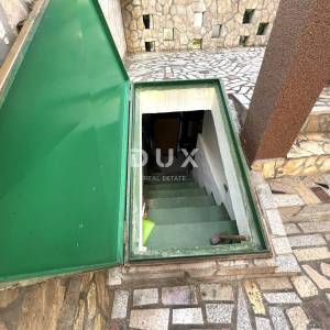 VODICE – Trosoban stan u prizemlju, 450 m od plaže, parking, podrum, vrt