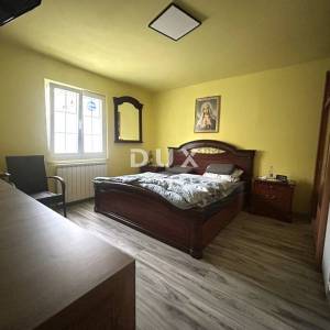 VODICE – Trosoban stan u prizemlju, 450 m od plaže, parking, podrum, vrt