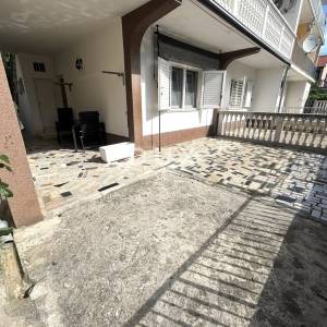 VODICE – Trosoban stan u prizemlju, 450 m od plaže, parking, podrum, vrt