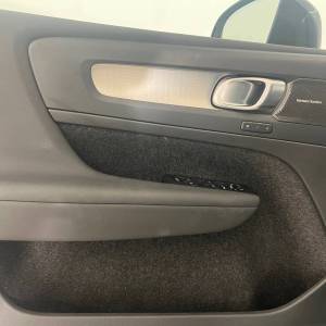 Volvo XC40 2.0 B3 PLUS DARK - 3 godine jamstva